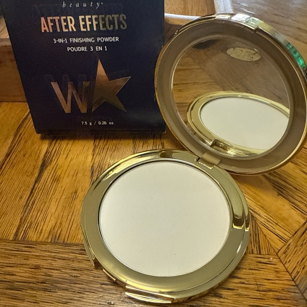 W7 After Effects 3-in-1 Finishing Powder - Gold Compact with White Powder